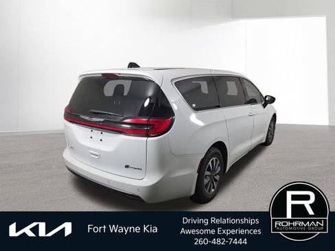 Used 2024 Chrysler Pacifica Limited FWD image 6