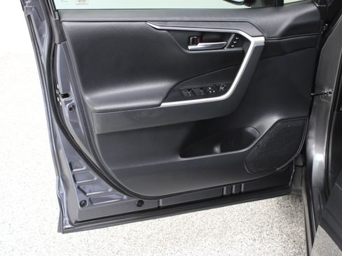 Used 2019 Toyota RAV4 Limited FWD image 12