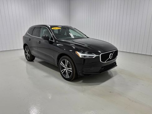 Used 2018 Volvo XC60 T5 Momentum w/ Vision Package AWD/4WD image 3