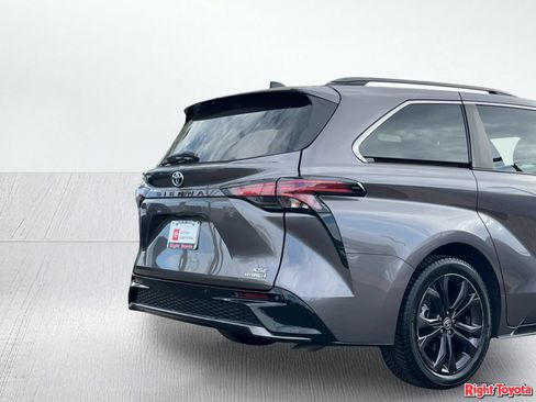 Certified 2022 Toyota Sienna XSE w/ XSE Plus Package FWD image 12