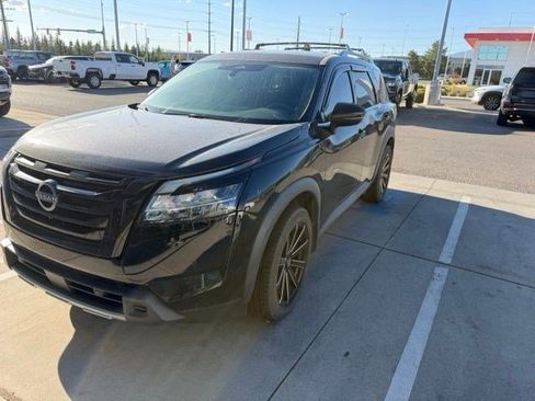 Used 2023 Nissan Pathfinder SL w/ Black Appearance Package AWD/4WD image 2