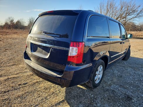 Used 2013 Chrysler Town & Country Touring image 4