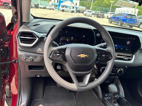 Used 2025 Chevrolet TrailBlazer LT AWD/4WD image 12