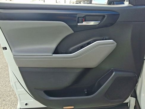 Used 2022 Toyota Highlander XLE image 15