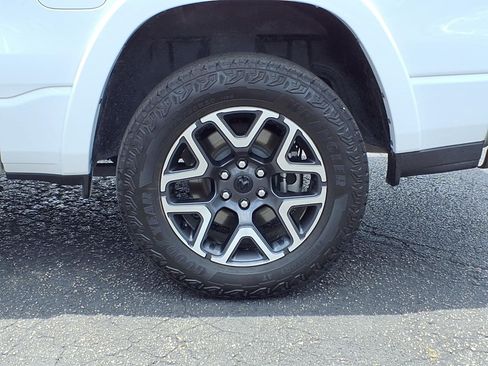 Used 2025 RAM 1500 Laramie AWD/4WD image 9