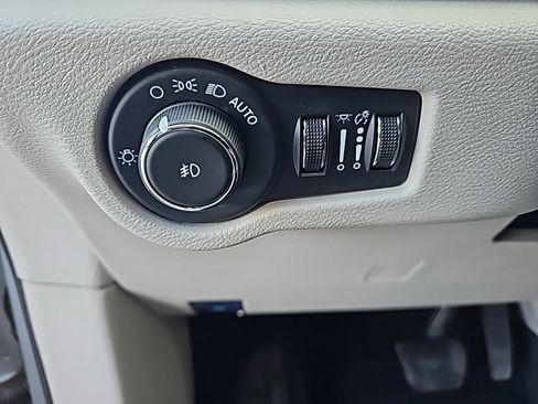 Used 2024 Chrysler Pacifica Touring-L image 15