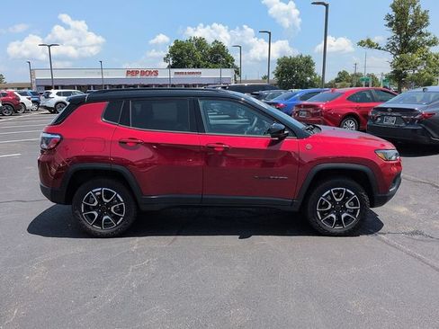 Used 2025 Jeep Compass Trailhawk AWD/4WD image 8