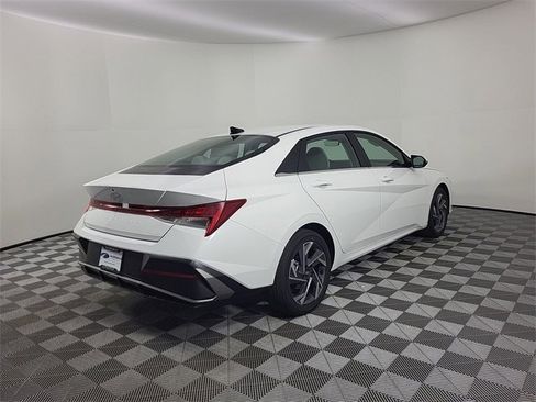 Certified 2025 Hyundai Elantra Limited image 8