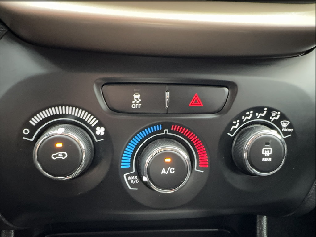 Used 2018 Jeep Cherokee Latitude w/ Altitude Package FWD image 37