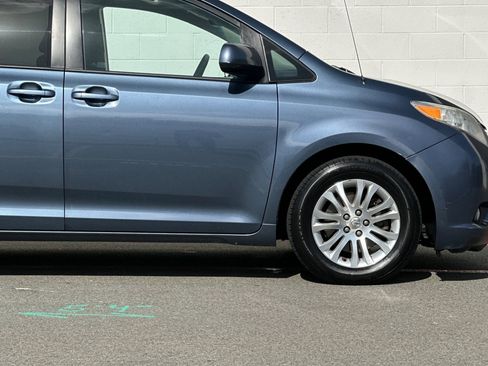 Used 2013 Toyota Sienna XLE image 34