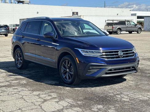 Used 2023 Volkswagen Tiguan SE w/ Panoramic Sunroof Package image 7
