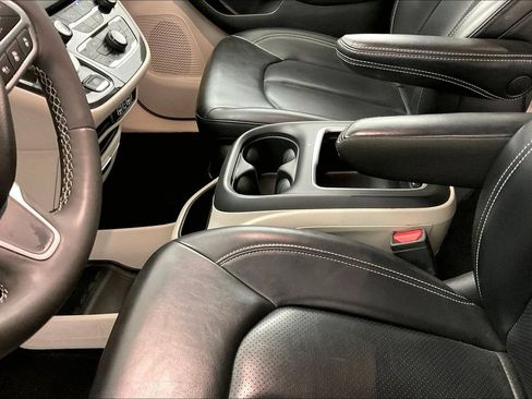 Used 2023 Chrysler Pacifica Touring-L FWD image 16