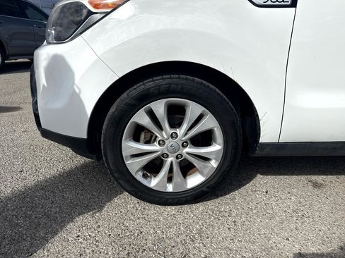 Used 2016 Kia Soul + image 24