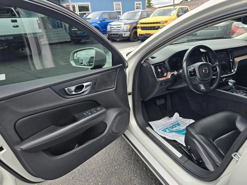 Used 2019 Volvo S60 T5 Momentum w/ Multimedia Package FWD image 19