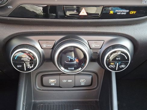 Used 2023 Hyundai Venue SEL image 16