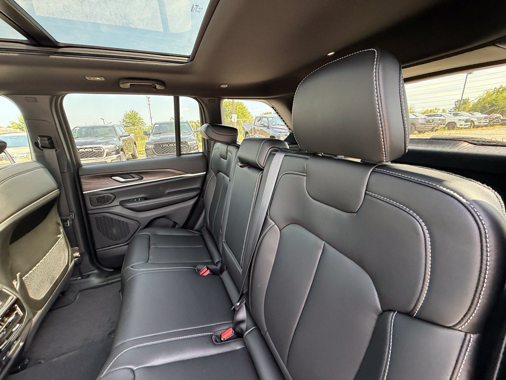 New 2027 Jeep Grand Cherokee Limited AWD/4WD image 24
