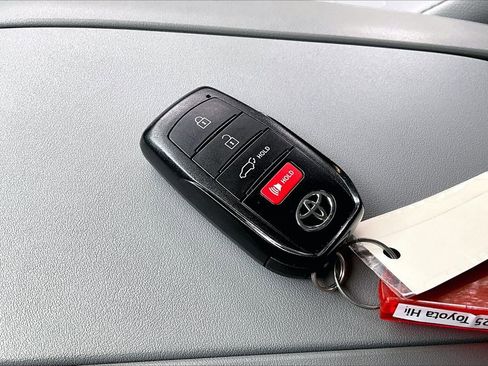 Used 2025 Toyota Highlander XLE FWD image 36