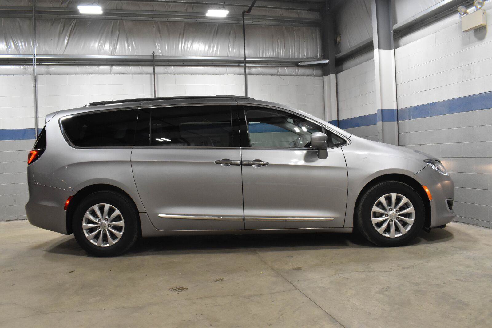 Used 2018 Chrysler Pacifica Touring-L FWD image 26