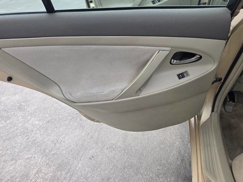 Used 2010 Toyota Camry LE image 20