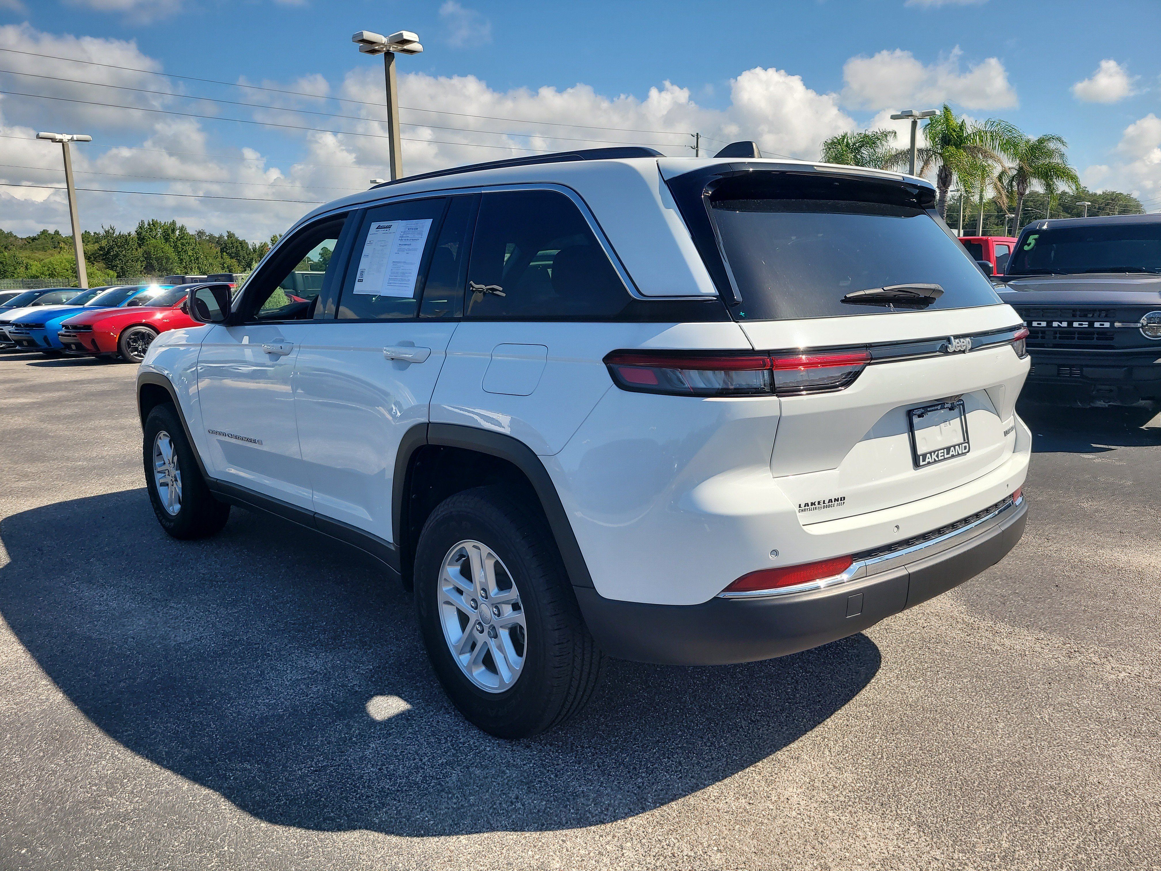 Used 2025 Jeep Grand Cherokee Laredo w/ Luxury Tech Group I RWD image 6