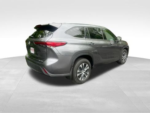 Used 2021 Toyota Highlander XLE AWD/4WD image 7