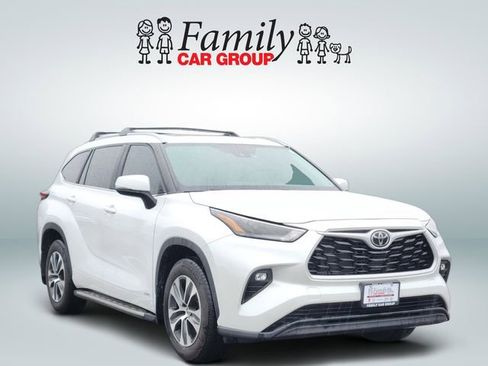 Used 2025 Toyota Highlander XLE AWD/4WD image 2