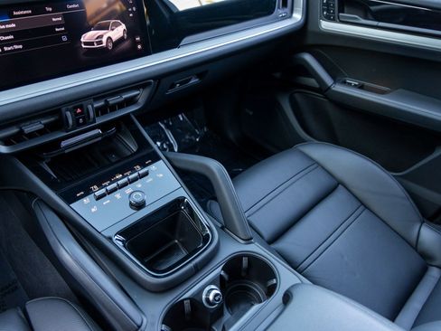 Certified 2025 Porsche Cayenne Coupe image 37