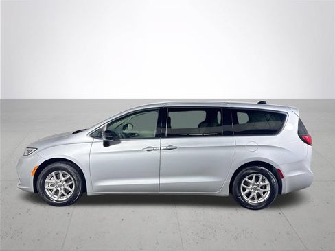 Used 2024 Chrysler Pacifica Touring-L FWD image 9
