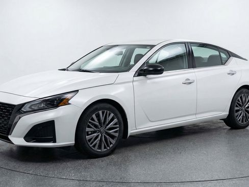 Used 2025 Nissan Altima 2.5 SV image 3