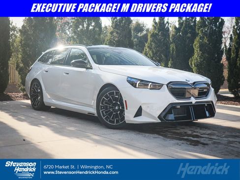 Used 2025 BMW M5 Touring image 1