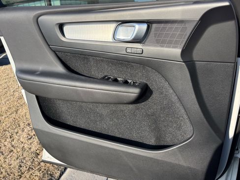 Used 2020 Volvo XC40 T5 Momentum w/ Protection Package Premier image 16