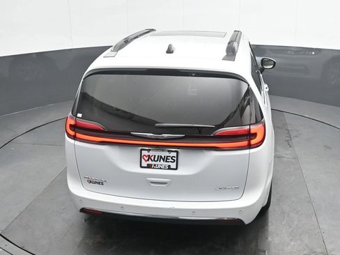 Used 2023 Chrysler Pacifica Limited image 32