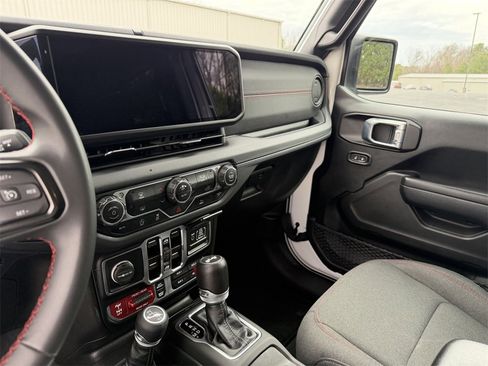 Used 2024 Jeep Wrangler Unlimited Rubicon image 18