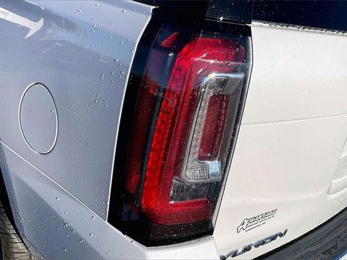 Used 2020 GMC Yukon Denali w/ Denali Premium Package image 33