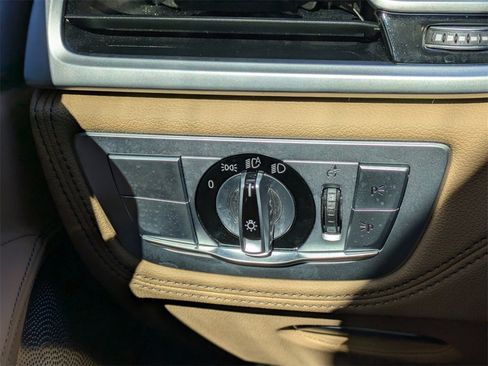 Used 2020 BMW 750i xDrive w/ Executive Package image 30
