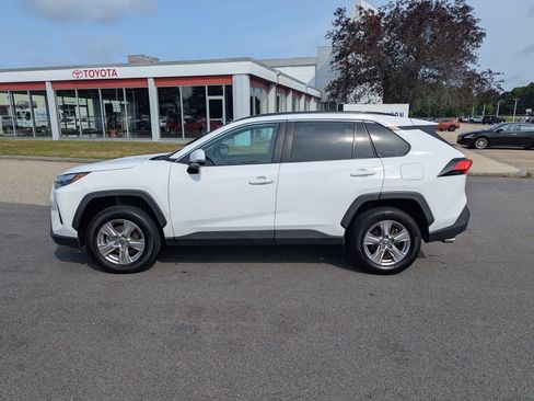 Used 2022 Toyota RAV4 XLE w/ Convenience Package FWD image 2