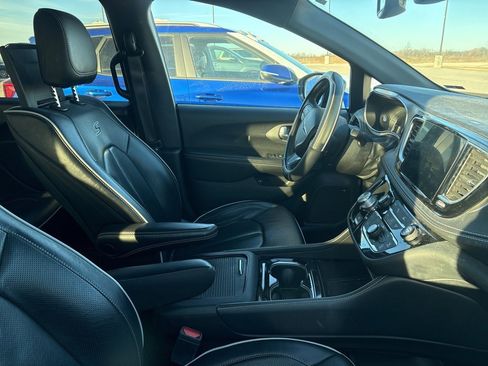 Used 2022 Chrysler Pacifica Limited w/ Uconnect Theater Family Group image 25