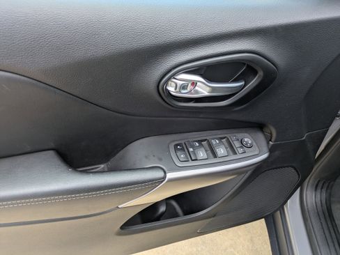 Used 2022 Jeep Cherokee Latitude Lux w/ Mopar Interior Package image 9