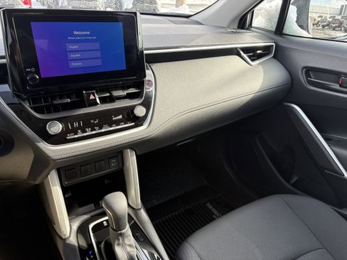 Certified 2025 Toyota Corolla Cross LE image 9