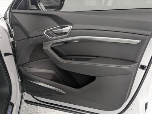 Used 2022 Audi e-tron Premium Plus w/ Premium Plus Package image 22