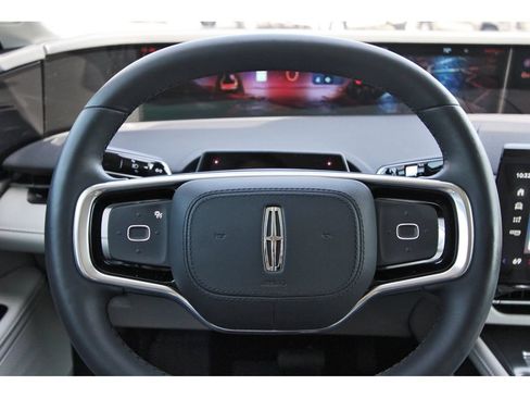 Used 2026 Lincoln Nautilus Premier AWD/4WD image 10