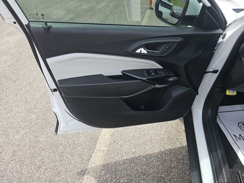 Used 2025 Chevrolet Trax LT w/ LT Convenience Package image 16