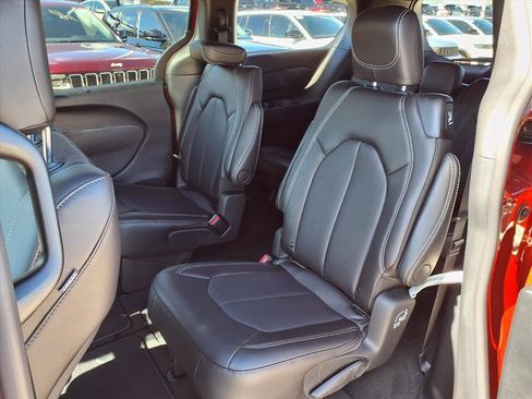 New 2026 Chrysler Pacifica Select image 13
