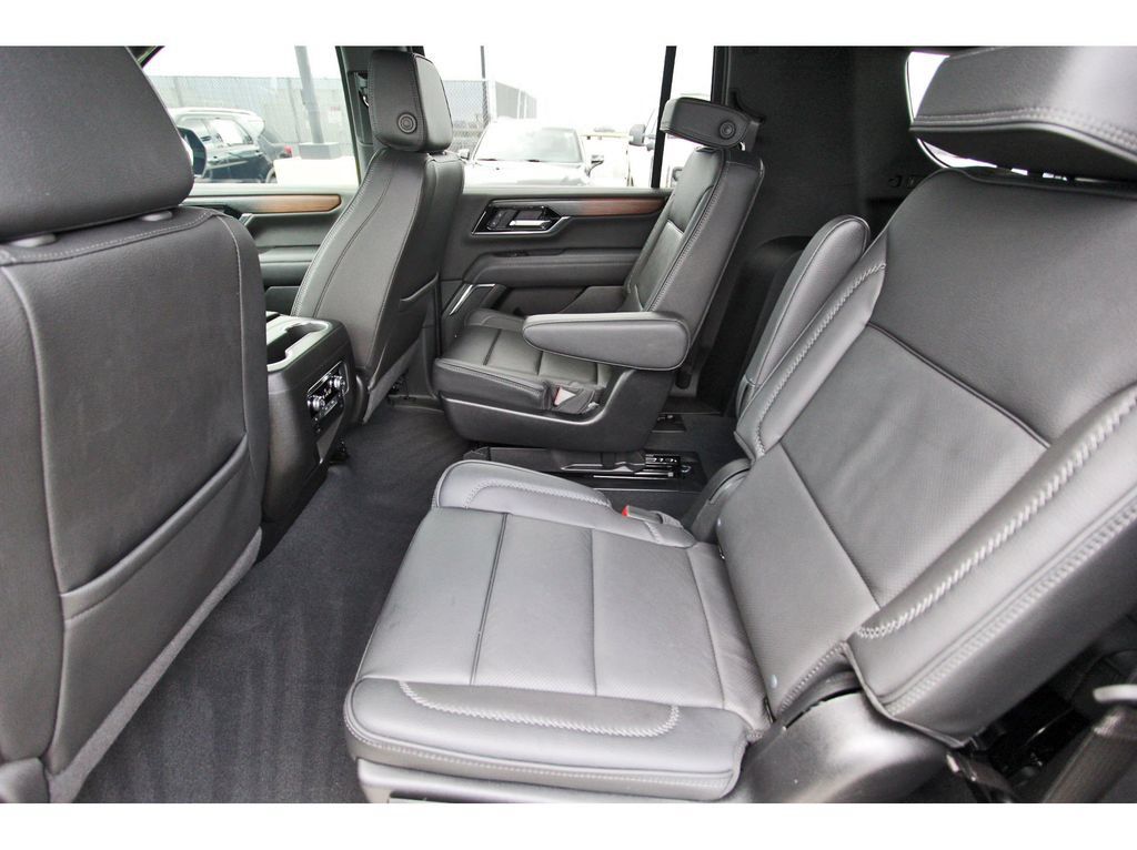 Used 2026 GMC Yukon XL Denali w/ Sun & Power Step Package AWD/4WD image 7