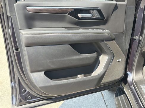 Used 2025 Chevrolet Suburban Premier AWD/4WD image 10