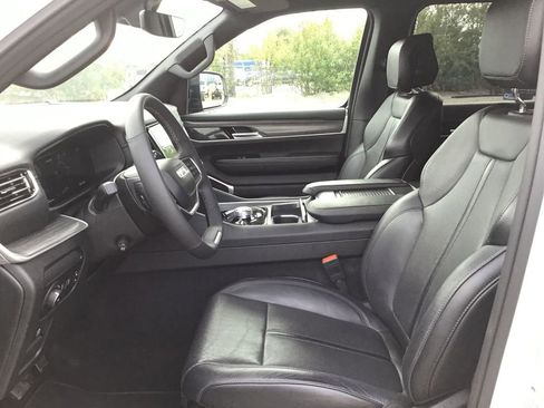 Used 2024 Jeep Wagoneer L Series II w/ Flexible Seating Group image 12