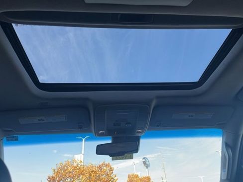 Used 2018 Chevrolet Suburban LT image 21