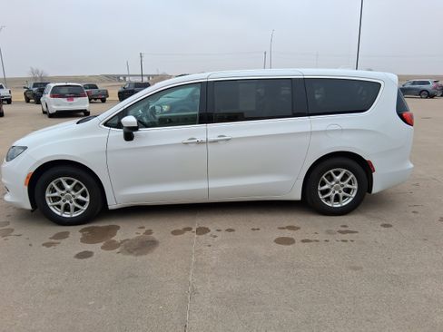 Used 2017 Chrysler Pacifica LX image 5