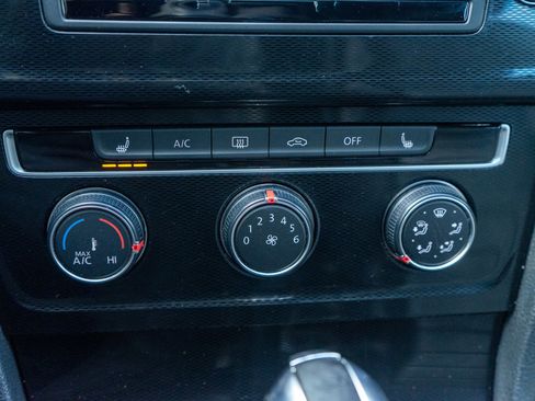 Used 2017 Volkswagen GTI SE image 18