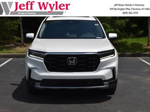 New 2025 Honda Pilot Touring image 2